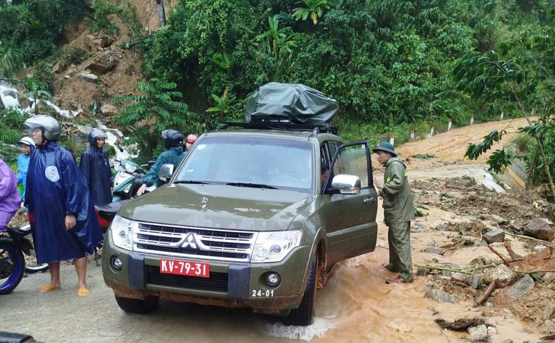 部队在雨中奋战,从坍塌区特拉连恢复通信